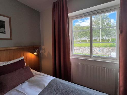菲奈斯达伦弗纳斯达伦酒店的一间卧室设有一张床和一个大窗户