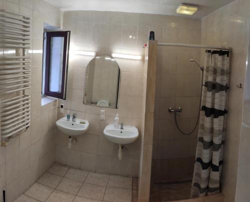 华沙Stroma Guest rooms的一间带水槽、镜子和淋浴的浴室
