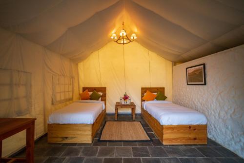 KusmaThe Cliff Resort Pokhara Kushma的帐篷内带两张床的房间
