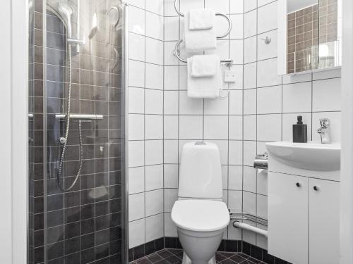 Norsborg斯拉格斯塔斯特兰德公寓式酒店的浴室配有卫生间、盥洗盆和淋浴。