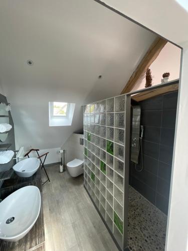 Cléry-Saint-AndréLe Clos du Q’hâtre的一间带两个盥洗盆和卫生间的浴室