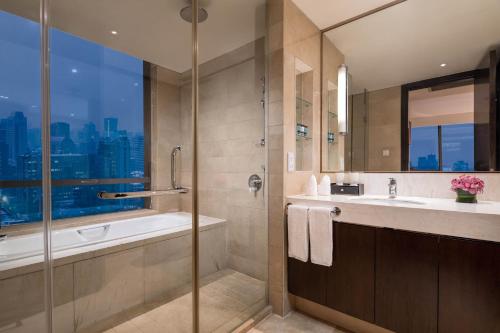 杭州杭州奥克伍德国际酒店公寓 - 近西湖，比邻黄龙体育中心的带浴缸、水槽和淋浴的浴室