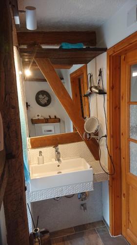 沃尔夫斯堡Kleine gemütliche Ferienwohnung im Fachwerkstil的一间带水槽和镜子的浴室