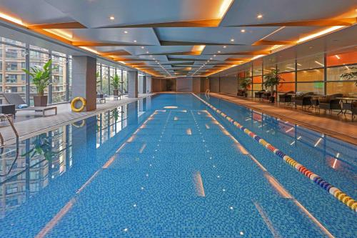 杭州杭州奥克伍德国际酒店公寓 - 近西湖，比邻黄龙体育中心的大型建筑中的大型游泳池