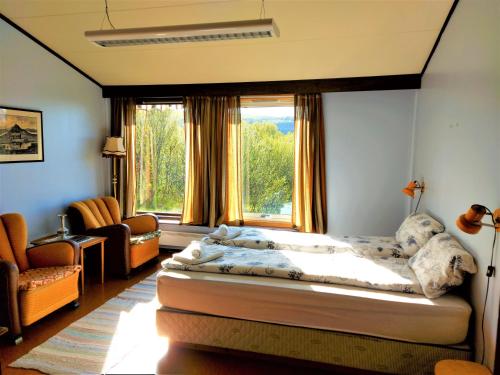 TanaAustertanakrystallen by Pure Lifestyle Arctic的一间卧室设有两张床和窗户。