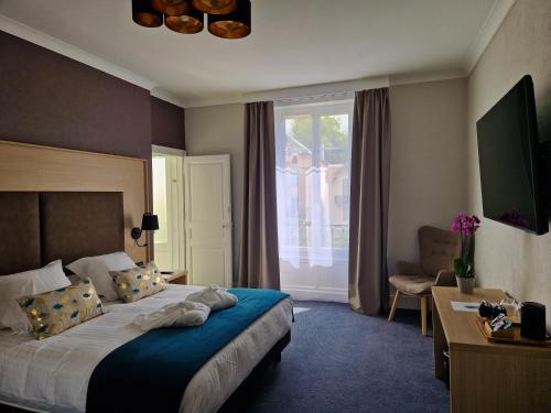 孔特雷克塞维尔La Souveraine的酒店客房设有床和窗户。