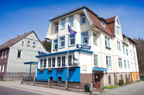 布劳恩拉格Hostel & Hotel Braunlage的街道边的蓝色和白色建筑