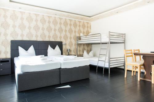 布劳恩拉格Hostel & Hotel Braunlage的一间卧室配有两张床和一张双层床。