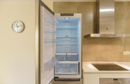 塔拉戈纳Vive Tarragona的厨房里设有冰箱,门开