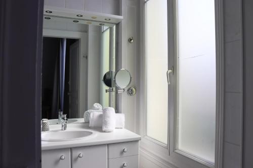 孔特雷克塞维尔La Souveraine的一间带水槽和镜子的浴室