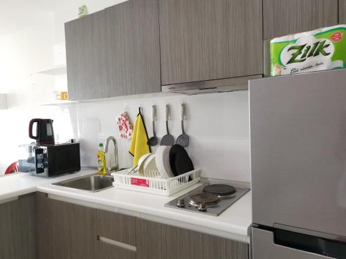 卡塔海滩7 Floor - Ozone Condotel near Kata beach by 15 minutes walking的厨房配有水槽、炉灶和冰箱