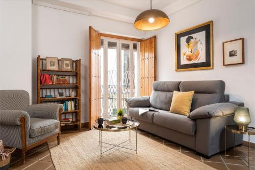 塞维利亚Placentines的客厅配有沙发和桌子