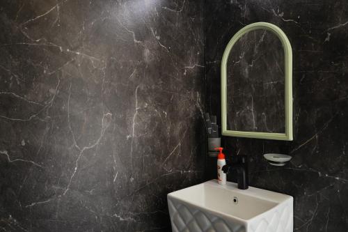富查伊拉Al shalal caravan的浴室设有白色水槽和镜子