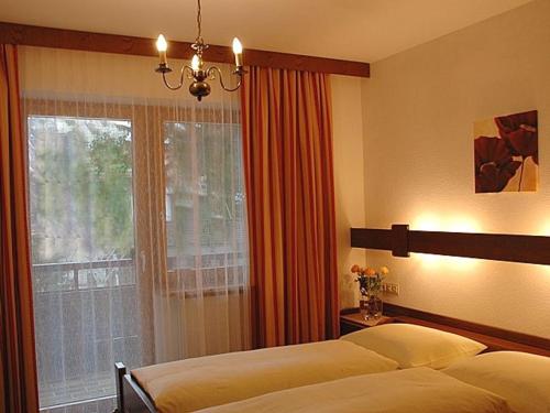 坦海姆Appartements Vilsalp的一间卧室设有两张床和窗户。