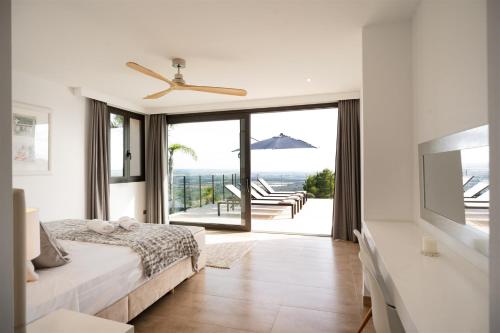 马略卡岛帕尔马Villa bonita con vistas espectaculares, perfecto para familias的一间卧室配有一张床,享有海景