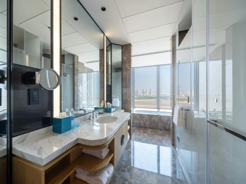 西安西安浐灞艾美酒店的一间带两个盥洗盆和大镜子的浴室