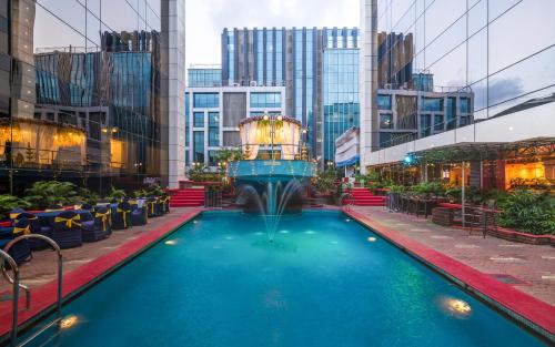 孟买Hotel Kohinoor Continental,Airport的城市中心一个带喷泉的游泳池