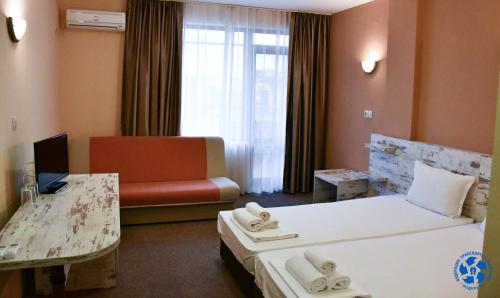 普里莫尔斯科Хотел ФТР Подкрепа(Вивас)的酒店客房,设有两张床和一张沙发
