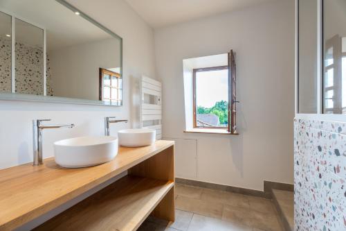 萨利耶德贝阿尔恩Lou Grit - Maison pour 10 avec piscine privée的浴室设有2个水槽和镜子
