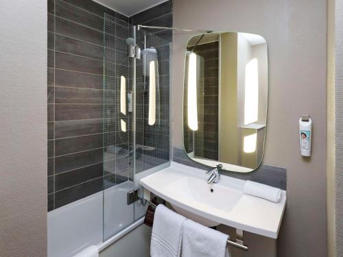 埃格勒通伊哥乐顿宜必思酒店的一间带水槽和镜子的浴室