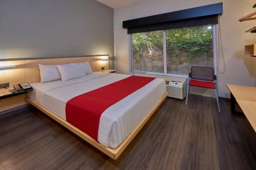 萨尔蒂约都市快车萨尔蒂洛诺特酒店的一间卧室设有一张大床和一个窗户。