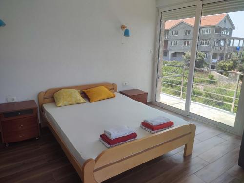 RadovanićiSunset Villa Montenegro的一间卧室配有一张带2盒床的卧室