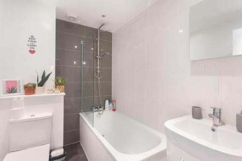 伦敦Keysan House 1的带淋浴、浴缸和盥洗盆的浴室