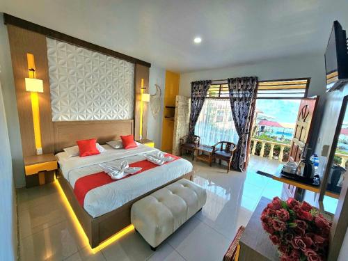 AmbaritaThyesza Hotel的一间卧室设有一张大床和一个大窗户