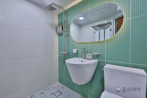 仁川市No25 Hotel Bupyeong的浴室设有白色的卫生间和镜子