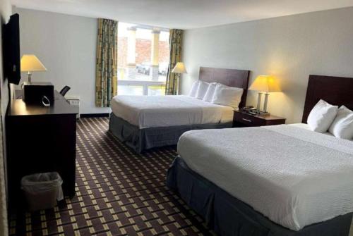 Fort Wright赖特堡/辛辛那提地区戴斯酒店的酒店客房设有两张床和窗户。