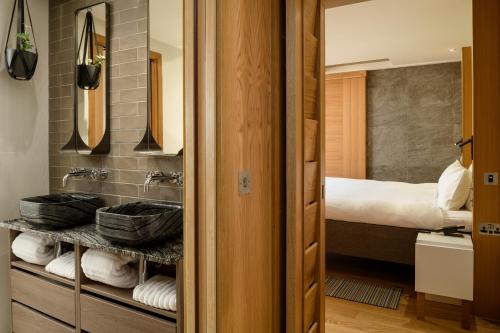 爱丁堡Market Street hotel的一间带水槽的浴室和一张位于客房内的床