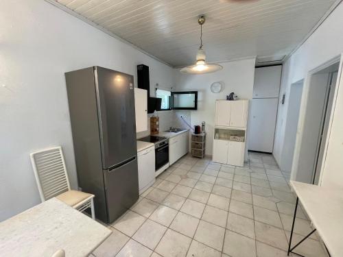 科孚镇Villa Penelope的厨房配有不锈钢冰箱和白色橱柜