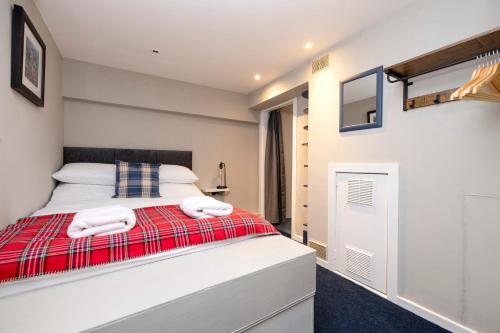 爱丁堡New Town Rooms的一间卧室配有带2条毛巾的床