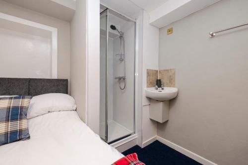 爱丁堡New Town Rooms的带淋浴、床和盥洗盆的浴室
