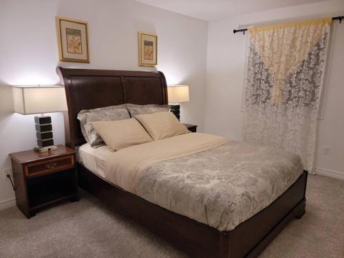 伦敦Deluxe 3 Bedroom near Hyde Park mall & Western Uni的一间卧室配有一张大床、床头柜和窗户