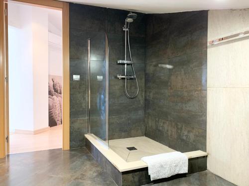 莫列鲁萨La Pau Apartaments的带淋浴的浴室和长凳
