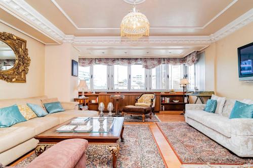 马德里科隆公寓的客厅配有沙发和桌子