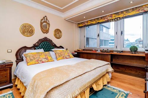 马德里科隆公寓的一间卧室设有一张大床和一个窗户。