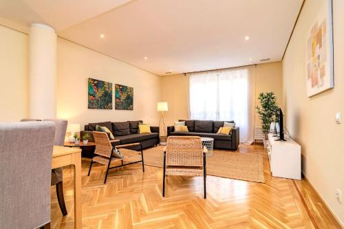 马德里Velazquez Suites的客厅配有沙发和桌椅