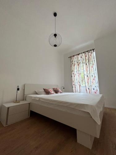 里耶卡Nina & Lola的白色的卧室设有一张大床和一个窗户