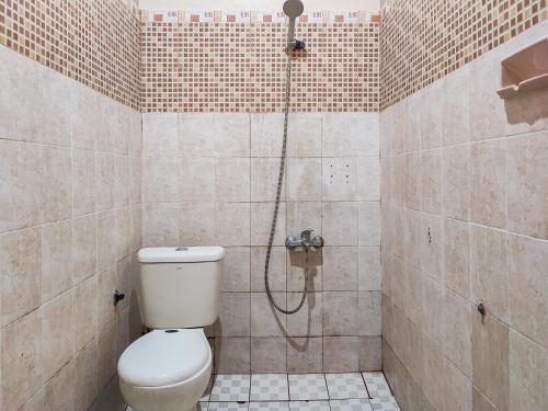 占碑市Reddoorz Syariah Near Kantor Gubernur Jambi的浴室配有淋浴和卫生间。