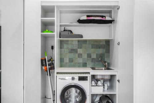 珀斯WILL56 - Gumtree Studio的洗衣房配有洗衣机和洗衣机