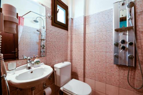 SkítiGuesthouse Amanitis Caesarea的浴室配有白色卫生间和盥洗盆。