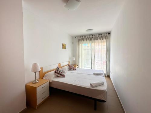 阿尔考斯布里Apartamentos Alcocebre Suites 3000的一间小卧室,配有床和窗户