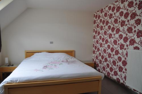 佐内贝克B&B Waterfields的一间卧室配有一张红色和白色图案的床