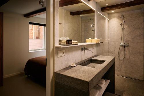 格罗宁根Business Guesthouse的一间带水槽和淋浴的浴室