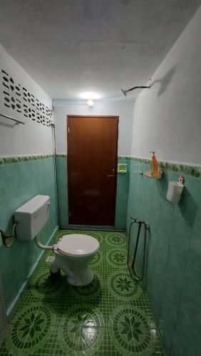 BalingSEROJA HOMESTAY的一间带卫生间和棕色门的浴室