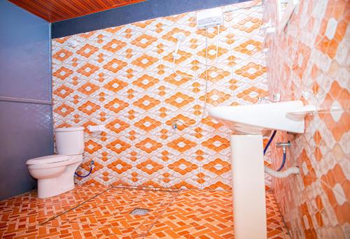 基加利Albina Motel的一间带卫生间和水槽的浴室