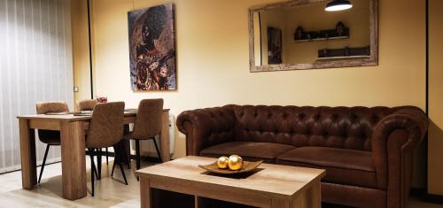 阿雷纳斯德圣佩德罗APARTAMENTO ALES II的客厅配有沙发和桌子