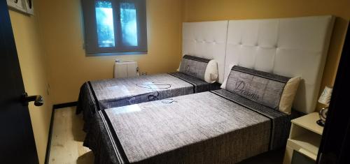 阿雷纳斯德圣佩德罗APARTAMENTO ALES II的一间小卧室,卧室内配有一张床铺